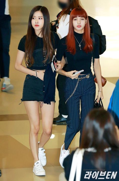 Rose Airport Fashion, Rose Airport, Blackpink Airport, Chanel Rose, Korean Fashion Kpop, Rose Fashion, Korean Fashion Trends, Airport Fashion, Kim Jisoo