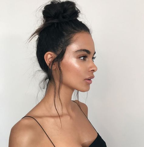 @sophiaesperanza glowing. Face by @nudestix Glow is @nudestix hey honey love this glow because it’s untraceable on the skin it’s like… Weekend Hair, Top Knot Bun, Makeup Tip, Smink Inspiration, Peinados Fáciles Para Cabello Corto, Estilo Boho, Messy Hairstyles, Top Knot, Perfect Hair