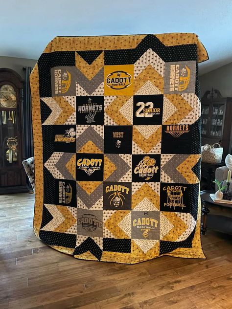 Vikings Bedroom, Tshirt Quilt Pattern, Football Quilt, Sewing Tshirt, Tee Shirt Quilt, Sports Quilts, Layer Cake Quilts, Shirt Quilts, Tshirt Quilt