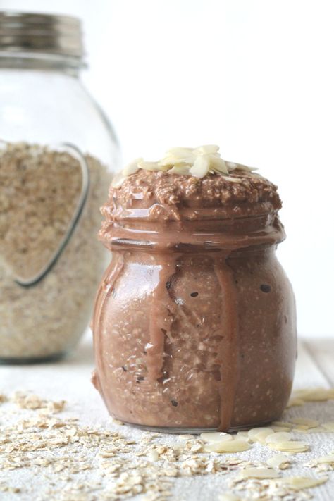 The easiest and tastiest Overnight Oats recipe in the world with cocoa, banana, yogurt and milk! Breakie Ideas, Oat Recipes Healthy, Easy Family Recipes, Banana Overnight Oats, Simple Breakfast, Recipes Baking, Overnight Oatmeal, Oats Recipe, Cafe Ideas