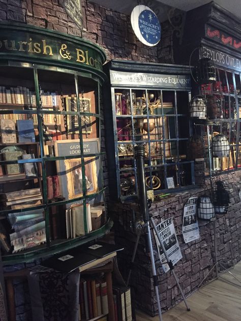 Diagonally Harry Potter, Nocturn Alley Harry Potter, Harry Potter Diagon Alley Shops, Diagon Alley Decorations, Diagon Alley Aesthetic, Harry Potter Shopping, Diagon Alley Shops, Harry Potter Library, Harry Potter Diagon Alley