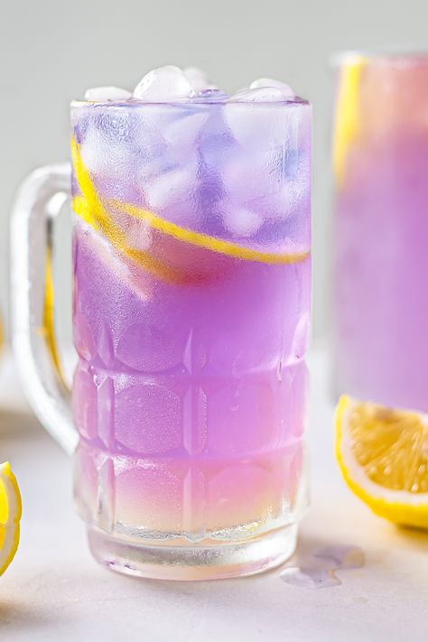 butterfly pea colour-changing lemonade Blue Pea Lemonade, Tea Athstetic, Lavender Butterfly Pea Tea Lemonade, Butterfly Lemonade, Butterfly Pea Drink, Butterfly Pea Tea Lemonade, Magic Lemonade, Butterfly Pea Flower Lemonade, Butterfly Pea Lemonade