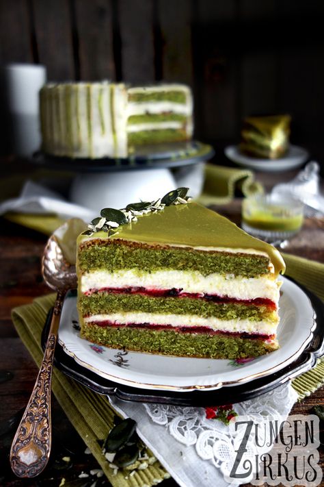 Green Velvet Cake / Grüne Samt-Torte - Zungenzirkus Green Velvet Cake, Summer Cake Recipes, Naked Cakes, Party Food Platters, Summer Cakes, Velvet Cake, Drip Cakes, Food Platters, Fancy Cakes