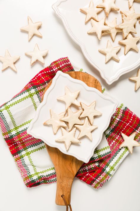 Authentic Zimtsterne (German Christmas Cookies) via @cupcakeproject Zimsterne Cookies Recipe, Cinnamon Star Cookies, Cinnamon Stars, Cupcake Project, Gf Sweets, German Christmas Cookies, Cookies Chewy, Cookies Cupcake, German Foods