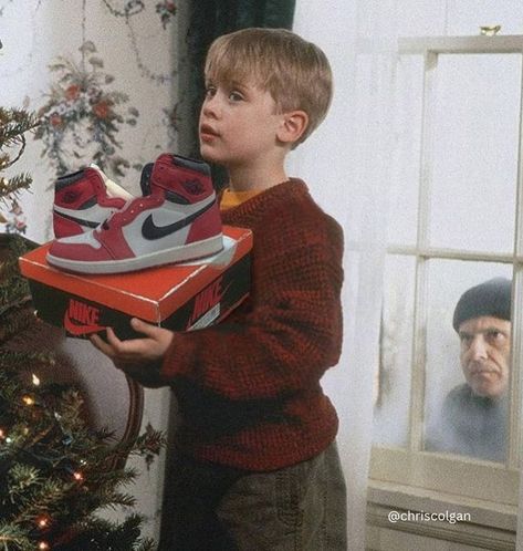 Home Alone Nike, Air Jordan 1 Lost And Found, Lost And Found Jordan 1, Jordan 1 Aesthetic, Jordan 1 Lost And Found, Jordan 1 High Chicago, Merry Christmas Everybody, Home Alone Movie, Legendary Pictures