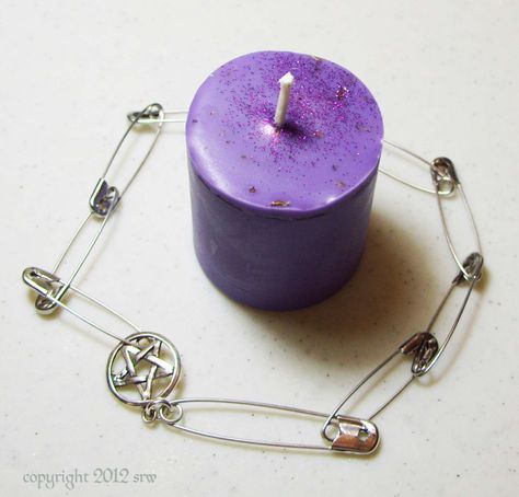 safering Witches Tools, Herbs For Protection, Witchcraft Diy, Wicca Recipes, Safety Pin Crafts, Good Luck Spells, Wiccan Crafts, Wiccan Magic, Folk Magic