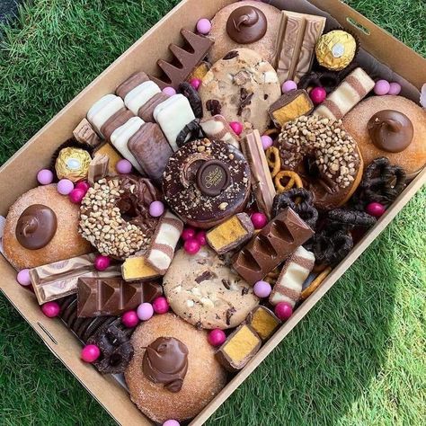 Sweet Grazing Box Ideas, Breakfast Grazing Box Ideas, Dessert Graze Box Ideas, Donut Platter, Sweet Boards, Brownie Business, Cinema Event, Box Of Donuts, Christmas Catering