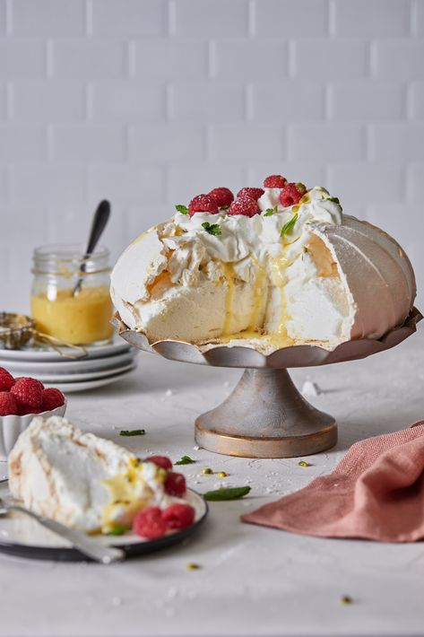 Pavlova Dessert, Pavlova Cake, Pavlova Recipe, Pavlova, Meringue, Custard, Just Desserts, Tray Bakes, Cake Desserts