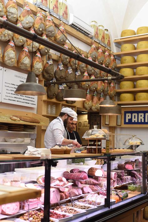 Deli Shop, Italian Deli, Pizza Bar, Meat Markets, Meat Shop, Seafood Market, Things To Eat, Cheese Shop, Bologna Italy