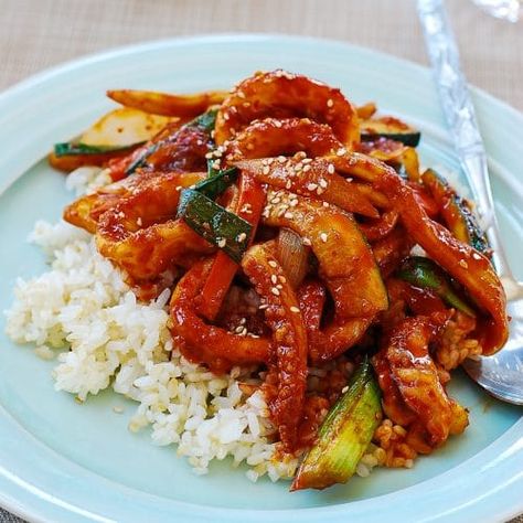 Korean Squid Recipe, Seafood Stir Fry, Squid Dishes, Octopus Recipes, Squid Recipes, Calamari Recipes, Oxtail Recipes, Korean Cooking, Spicy Korean