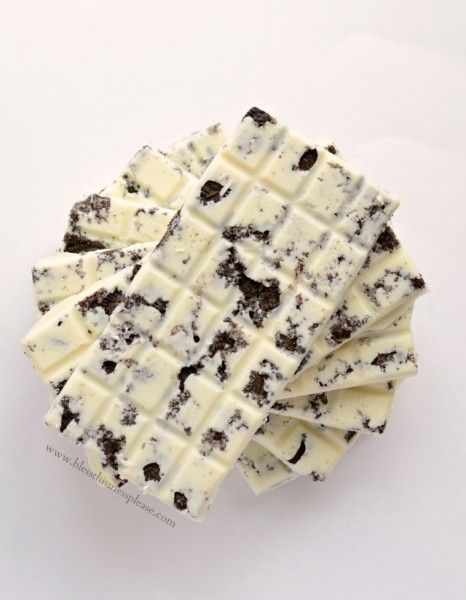 cookies and cream candy bar Oreo Chocolate Bar, Chocolate Candy Bar Ideas, Chocolate Bar Filling Ideas, Gourmet Chocolate Bars, Stuffed Chocolate Bar, Cookies And Cream Candy Bar, Cookies And Cream Chocolate Bar, Candy Bar Recipes, Diy Chocolate Bars