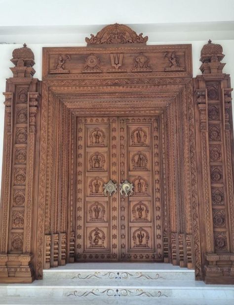 Temple Doors Indian, South Indian Main Door Design, Indian Main Door Designs, Puja Mandap, Vishnu Sculpture, Temple Doors, Pooja Door, Pooja Unit, Temple Room