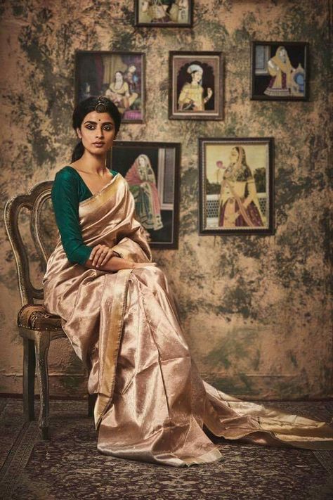 Boho Hippie Fashion, Hippie Fashion, Saree Poses, Indian Look, Vintage India, Vintage Blog, Indian Photoshoot, Saree Photoshoot, Sarees Collection