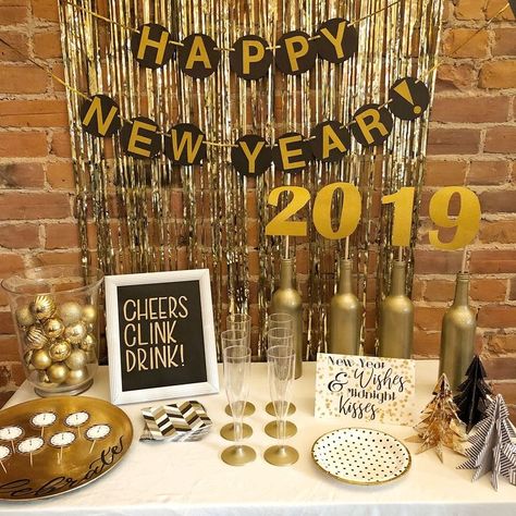 15 Amped Up New Years Eve Party Ideas | The Unlikely Hostess Metallic Backdrop, New Years Party Themes, New Year's Eve Party Themes, New Years Eve Party Ideas, Feast Ideas, New Years Eve Dessert, New Years Eve Party Ideas Decorations, House Party Decorations, Fest Temaer