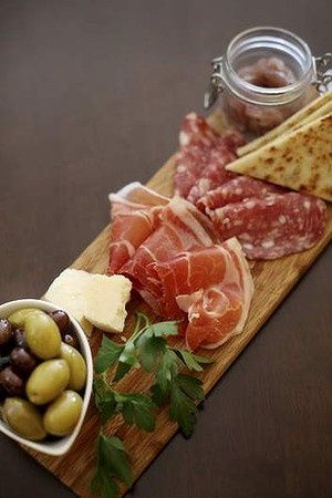 <3Italian Lunch<3 Antipasto Platter, Italian Dinner, Munnar, Food Platters, Food Presentation, Finger Food, Appetizer Snacks, Wine Recipes, Italian Recipes