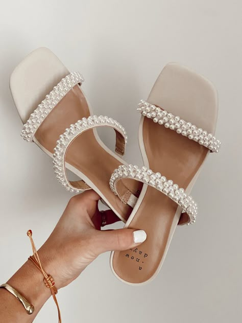 Bridal Shoes Sandal, Wedding Flats Comfortable, Bridesmaids Flat Shoes, Wedding Dress Heels Brides, Wedding Rehearsal Shoes, Sandal Wedding Shoes, Pearl Embellished Shoes, No Heel Bridal Shoes, Flat Wedding Shoes Bride