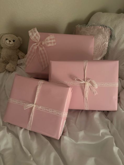 Girly Birthday Presents, Pink Gifts Aesthetic, Pink Stuff Aesthetic, Gift Bags Aesthetic, Pretty Wrapping Ideas, Cute Gift Packaging Ideas, Luxury Pink Aesthetic, Pink Christmas Presents, Christmas Presents Aesthetic