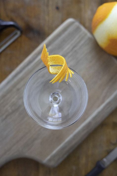 5 Easy (and Beautiful) Cocktail Garnishes - Moody Mixologist Drink Garnish Ideas, Moody Mixologist, Crafty Cocktails, Drink Styling, Drink Garnish, Garnish Ideas, Cocktail Garnishes, Cocktail Decorations, Cocktail Decoration