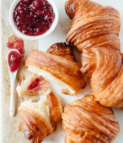 Flaky Croissants, French Baking, Baking School, Sicilian Recipes, Bakery Recipes, Pastry Recipes, Dinner Rolls, Baking Tips, Homemade Bread