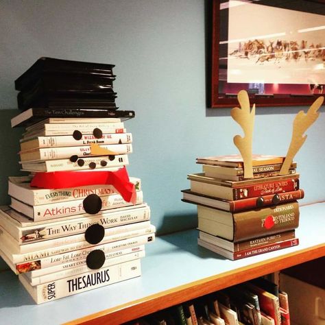 Classroom Christmas Decorations, Library Book Displays, Book Tree, Snowman Christmas Decorations, Diy Snowman, Diy Upcycling, Book Sculpture, Library Displays, Library Decor