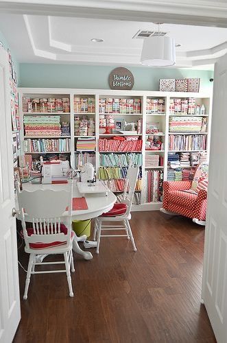 Fiber Art Studio Spaces, Quilt Room, Sewing Room Inspiration, Sewing Room Storage, Sewing Spaces, Desain Pantry, Craft Sewing Room, Sewing Craft Room, Sewing Room Design