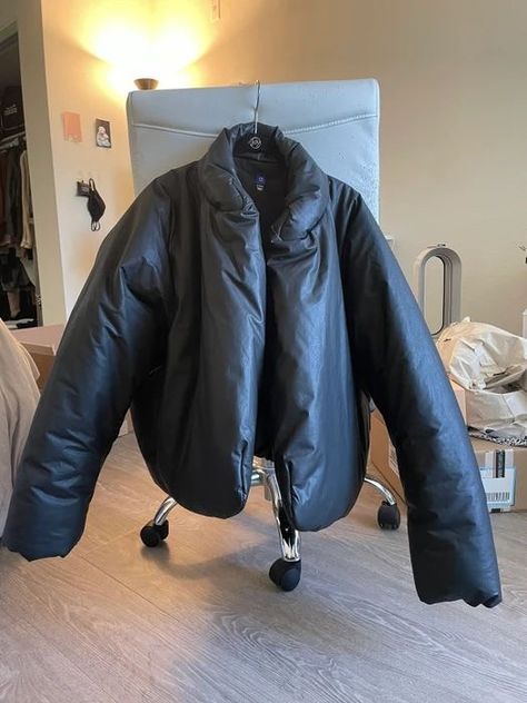 Balenciaga Hoodie Outfit, Balenciaga Aesthetic, Balenciaga Hoodie, Puffer Jacket Style, Puffer Jacket Outfit, Oversized Puffer Jacket, Puffer Jacket Men, Baggy Streetwear, Black Balenciaga