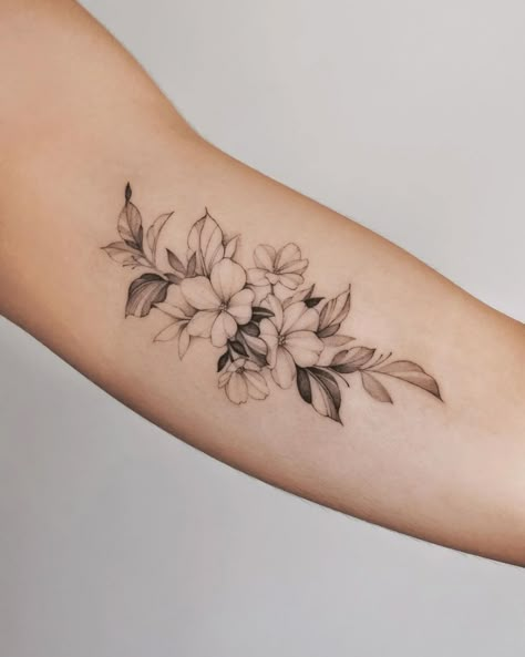 Tattoo Brazo Mujer, Workout Art, Plumeria Tattoo, Wreath Tattoo, Beautiful Flower Tattoos, Dance Photo, Flower Tattoo Shoulder, Flower Tattoo Arm, Tattoo Ideas For Women