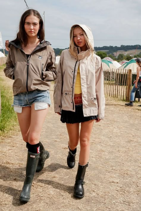 Glastonbury Kate Moss, Lila Moss Glastonbury, Glastonbury Festival Fashion 2023, Glastonbury Festival Fashion 2024, Glastonbury Outfits 2024, Lila Moss Outfits, Glastonbury Festival Outfit, Festival Outfit Rain, Lila Moss Style