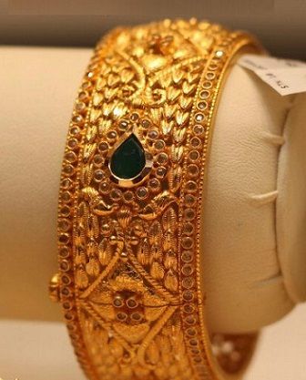 9 Latest Temple Jewellery Bangles Designs Uncut Diamond Bangles, Bangles Antique Gold, Antique Gold Bangles, Gold Bangles Indian, Diamond Bangles, Gold Bangle Set, Gold Pendant Jewelry, Wedding Jewellery Collection, Gold Bride Jewelry