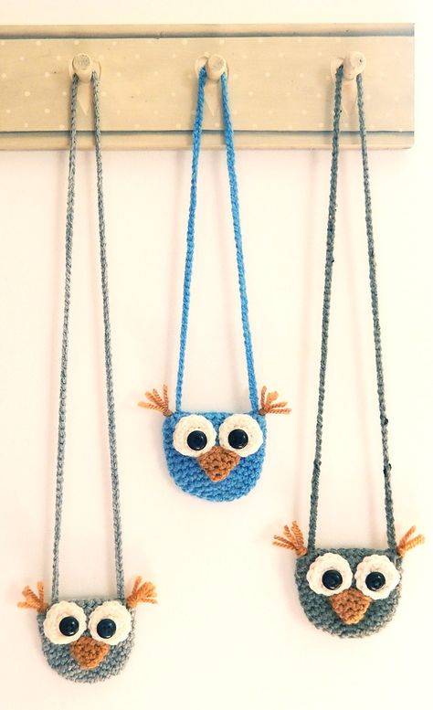 I’ve hooked up a few of these wide-eyed owl necklace purses recently and thought I would share the ins and outs of how I made them with you in case you want to have a go yourself. They’… Crocheted Owls, Crochet Owl Purse, Crocheted Owl, Crocheted Purses, Knit Bags, Owl Purse, Owl Crochet Patterns, Crochet Shell Stitch, Crochet Kids