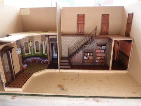 An idea of the size of this room box. Diy Room Box Doll Houses, House With Stairs, Living Room Miniature, Diy Doll Room Cardboard Boxes, Miniature Room Boxes, Dollhouse Room Boxes, Miniature Cardboard, Room Miniature, Barbie Furniture Tutorial