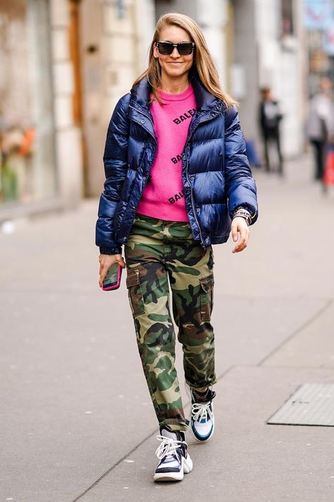 Camo Pants Outfit 2023, Camo And Sneakers Outfit, What To Wear With Camo Pants, Cute Camo Outfits, Army Pants Outfit, Cute Camping Outfits, Camo Pants Outfit, Chic Style Inspiration, Outfits To Try