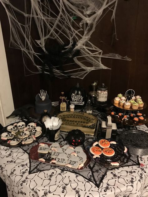 Halloween party decorations adult Witchy Halloween Party Decor, Halloween Party Decor Birthday, Fancy Halloween Party Decor, Black Halloween Party, Halloween Birthday Party Adults, Adults Halloween Party, Halloween Party Aesthetic Outside, Sweet Sixteen Halloween Party, House Halloween Party