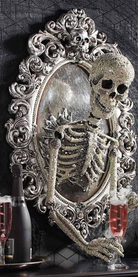 Halloween Skeleton in The Mirror Decor Friends Reference, Gothic Christmas, Hallowen Ideas, Life Friends, Diy Halloween Decor, Adornos Halloween, Halloween Prop, Halloween Tags, Halloween 2016