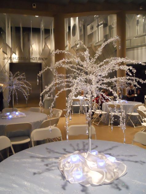 Icicle Centerpieces, Winter Wonderland Brunch, Winter Wonderland Quince, Winter Masquerade, Quince Blue, Quince Centerpieces, Diy Flower Arrangements Wedding, 60th Wedding Anniversary Party, Blue Winter Wonderland