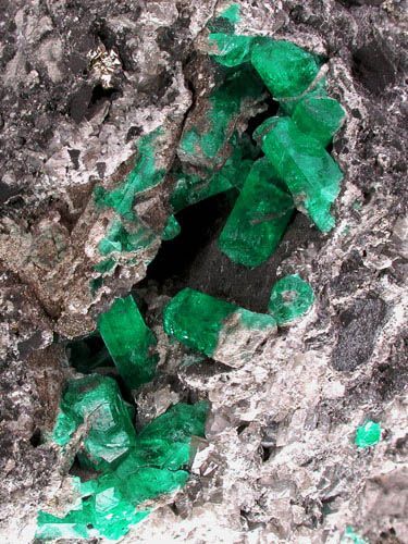 Naturally beautiful even in the raw Geode Rocks, Raw Emerald, Geology Rocks, Pretty Rocks, Minerals And Gemstones, Rocks And Gems, Gem Stones, Raw Gemstones, Gems And Minerals