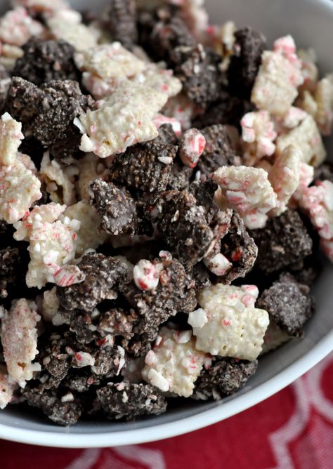 Peppermint Bark Puppy Chow | Taste As You Go Peppermint Bark Puppy Chow, Christmas Puppy Chow, East Dessert, Puppy Chow Christmas, Barbecue Chicken Pizza, Muddy Buddies Recipe, Chocolate Melting Wafers, Cereal Snacks, Muddy Buddies