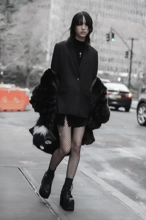 Sora Choi Street Style, Dark Inspiration, Red And Black Outfits, Sora Choi, Queen Outfit, Model Outfit, Long Coats, Beautiful Evening, Black Outfits