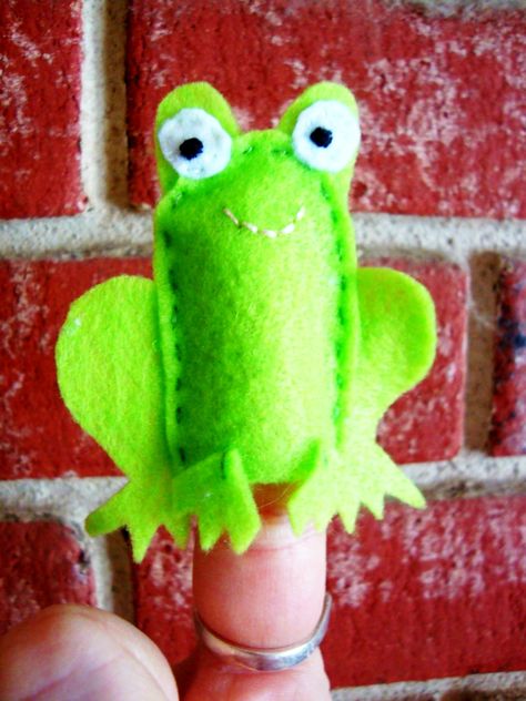 Frog Finger Puppet #howto #tutorial Frog Finger Puppet, Handmade Puppet, Finger Puppet Patterns, Felt Puppets, Baby Mobil, Felt Finger Puppets, Different Animals, Frog Crafts, Puppet Patterns