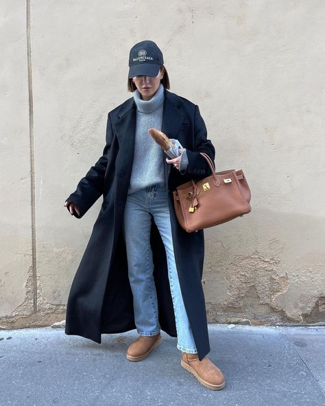 Alexandra Pereira on Instagram: “Proof that Parisians do walk around with a baguette under the arm 🥖” Ugg Ultra Mini Outfit, Ultra Mini Uggs Outfit, Mini Uggs Outfit, Fall Outfits Edgy, Ultra Mini Uggs, Ugg Outfits, Alex Pereira, Camel Outfit, Fall Coats