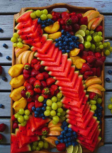 Fruit Snack Board, Amazing Fruit Platter, Fruit Platter Ideas Party Trays Simple, Food Platters Party, Cold Platters, Fruit Tray Designs, Fruit Boards, Fruit Platter Ideas Party, Fruit Buffet