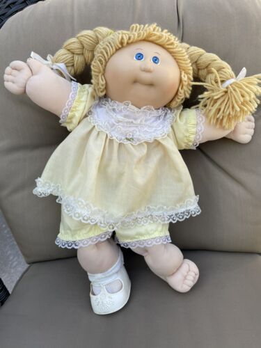 Vintage 1982- Cabbage Patch Kids Doll Blonde Hair & blue Eyes Original Clothes | eBay Original Cabbage Patch Dolls, Doll Blonde Hair, Vintage Cabbage Patch Dolls, Old School Toys, Doll Plushies, Cabbage Patch Kids Dolls, Baby Alive Dolls, Kids Bed, Blonde Hair Blue Eyes