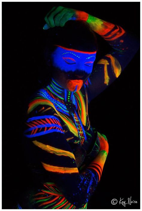 Bodypating Ideas, Blacklight Photography, Black Light Makeup, Neon Face Paint, Neon Photoshoot, Glow Paint, Neon Makeup, Psychadelic Art, Body Art Photography