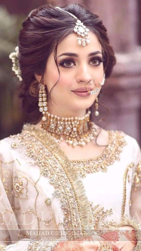 Heir Style, Pakistani Bridal Hairstyles, Hairstyles For Gowns, Bridal Hairstyle Indian Wedding, Engagement Hairstyles, Bridal Hair Buns, Bridesmaid Hair Makeup, Long Hair Wedding Styles, Front Hair Styles