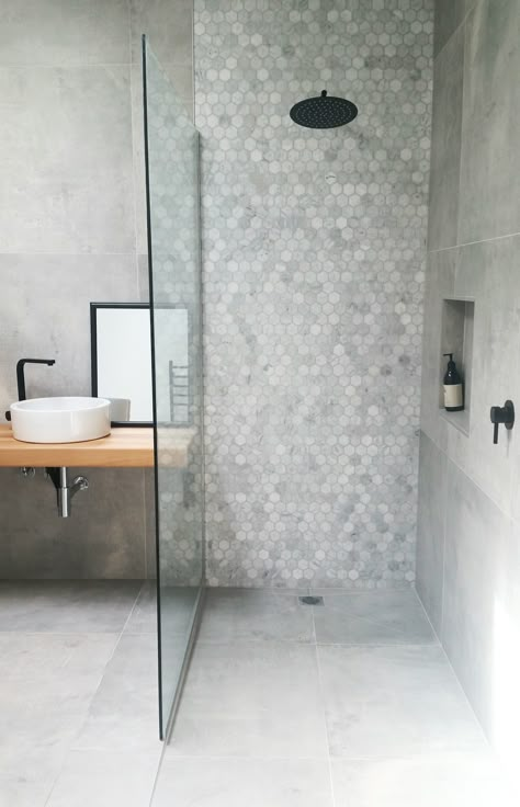 Concrete Tiles Bathroom, Design Interior Baie, Trendy Bathroom, Small Bathroom Design, Bath Room, Popular Colors, Shower Door, House Bathroom, Wet Rooms