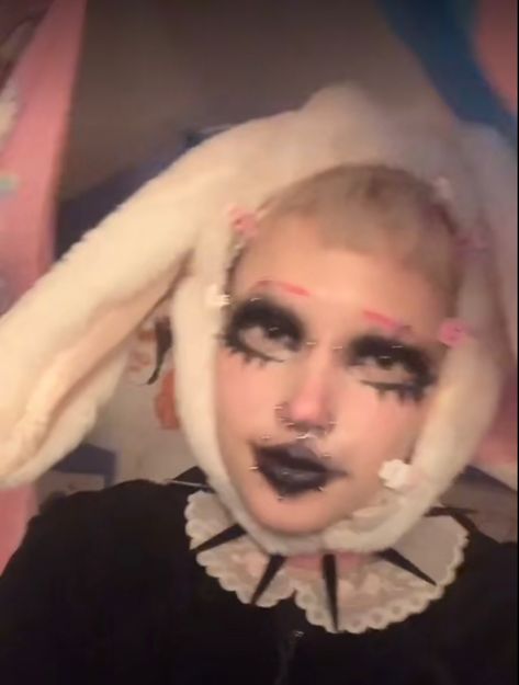 2020 Alt Makeup Cringe Arson, 2020 Makeup Trends Alt, 2020 Alt Makeup, Makeup Ideas Tiktok, 2020 Makeup Trends, Tiktok Alt, 2020 Core, Alt Tiktok, 2020s Fashion