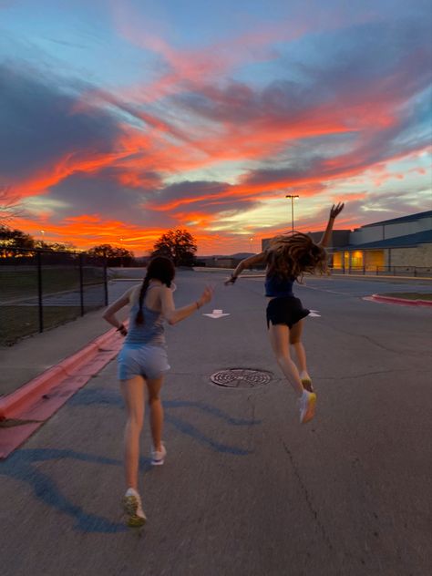 Running Asthetic Picture, Country Best Friends, Running Pictures, Best Friend Questions, Running Friends, Fitness Vision Board, Running Photos, Running Track, Summer To Do List