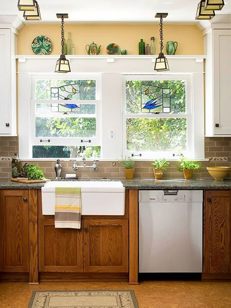 Wood furniture or cabinets act as a neutral, so accessorize around them with treasured objects such as decorative plates or colored glass vases. Farmhouse Kitchen Sink Decor, Kitchen Sink Decor Ideas, Kitchen Sink Decor, Oak Kitchen Cabinets, Kitchen Wall Colors, Farmhouse Kitchen Cabinets, White Appliances, Kitchen Cabinets Makeover, Oak Kitchen