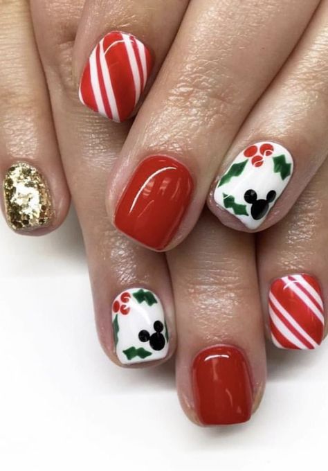 In addition to your Christmas outfit, it is of course also important that your holiday beauty look is completely on point. That means not only your makeup look, but also your nails! To give you a helping hand, we have collected the most beautiful Christmas nails for inspiration. Do you go for classic red nails … Hippie Nail Art, Classic Red Nails, Disney Christmas Nails, Nails Disney, Mouse Nails, Disney Acrylic Nails, Minnie Mouse Nails, Mickey Nails, Disney Nail