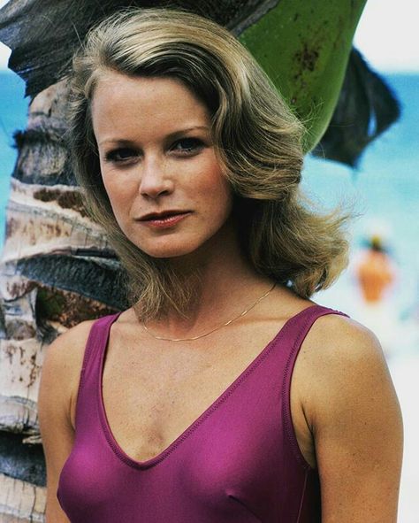 Shelley Hack Shelly Hack, Shelley Hack, Good Morning Angel, Charlie’s Angels, Farrah Fawcett, Charlies Angels, Female Actresses, Picture Perfect, Sports Bra